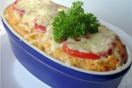 Фото к рецепту: Сырный пудинг с помидорами