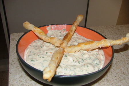 Фото к рецепту: Сырные палочки с соусом "луис"