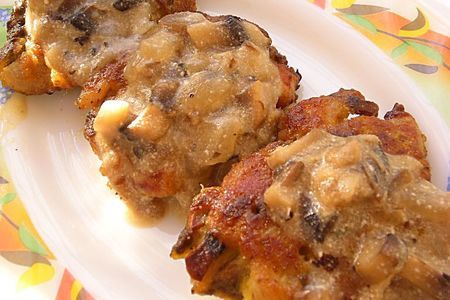Фото к рецепту: Биточки курино-грибные под сметанно грибным соусом