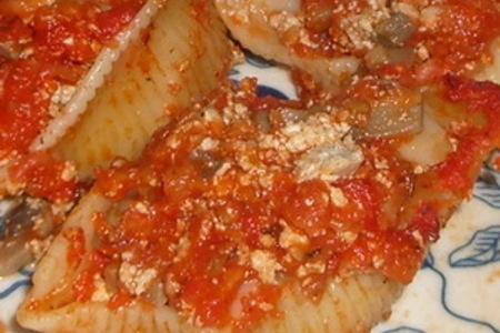 Фото к рецепту: Ракушки фаршированные под томатным соусом