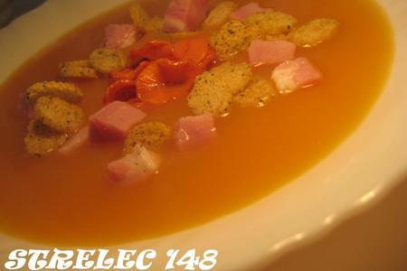 Фото к рецепту: Суп-пюре из тыквы с морковными чипсами и ветчиной.