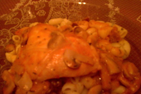 Фото к рецепту: Курица в томатно - вином соусе
