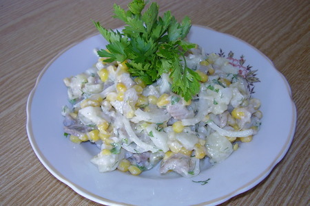 Фото к рецепту: Салат из селедки с кукурузой