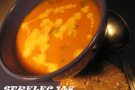 Томатный суп-пюре с цукини и базиликом.
