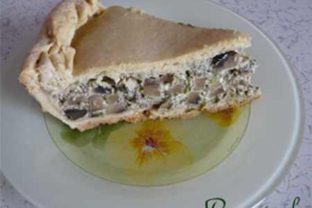 Фото к рецепту: Грибной пирог с сыром и зеленью
