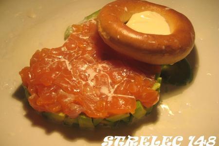 Фото к рецепту: Сердечко из сёмги и авокадо с соусом в баранке.