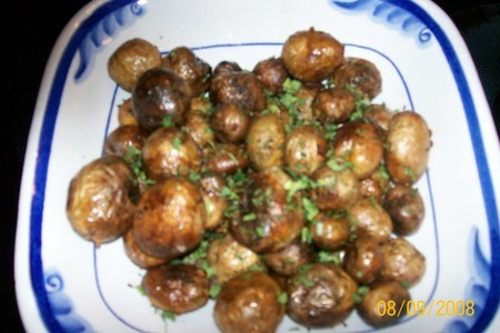 Фото к рецепту: Молодой картофель, жаренный целиком