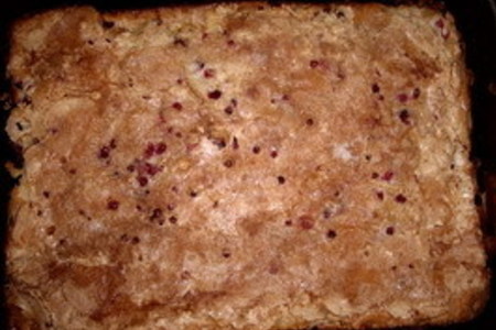Фото к рецепту: Сладкий пирог с брусникой и яблоками
