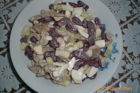 Фото к рецепту: "салат из фасоли и грибов"