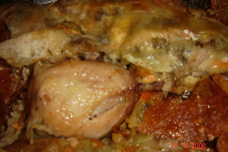 Фото к рецепту: Ароматная курочка с 2 видами сыра,"укутанная" в лаваш