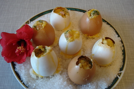 Фото к рецепту: Яйца с зеленью,в скорлупе