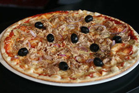 Пицца с тунцом и сыром моцарелла