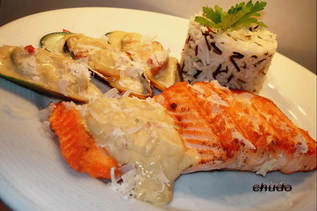 Фото к рецепту: Мидии в остром сырном соусе с лососем и рисом
