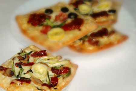 Фото к рецепту: Мини-пиццы или инвентаризация в холодильнике.