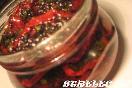 Фото к рецепту: Вяленые томаты - черри в оливковом масле с каперсами и зеленью.