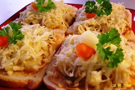Фото к рецепту: Тосты с грибами, ананасом и сыром