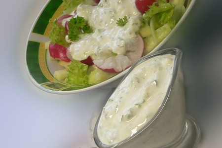 Фото к рецепту: Летний салат с заправкой из брынзы.