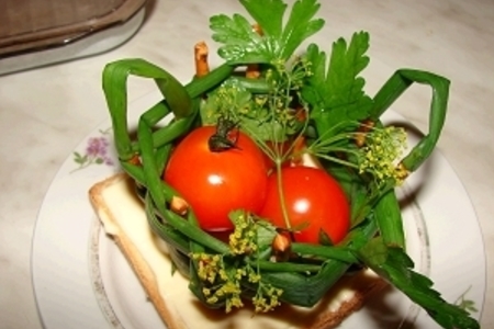 Фото к рецепту: Бутерброд " корзинка с помидорами"