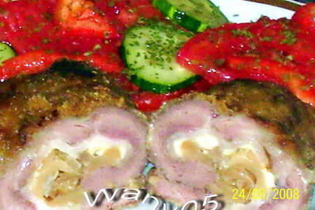 Фото к рецепту: Рулетики из свинины с грибами, сыром и копченой грудинкой