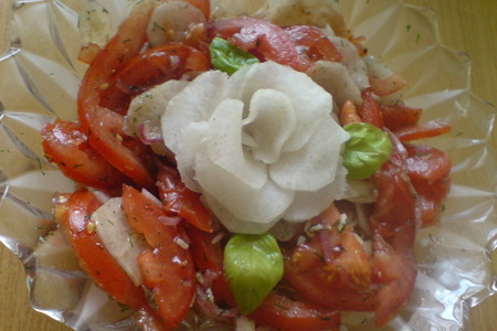Фото к рецепту: Салат из редьки "дайкон" и томатов