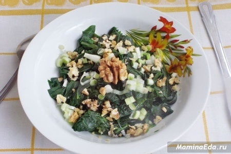 Фото к рецепту: Салат из шпината с пикантным соусом