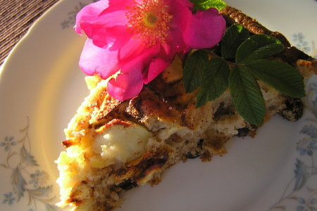 Фото к рецепту: Яблочный пирог с кедровыми орешками