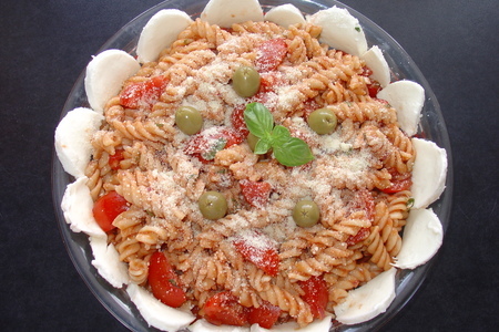 Фото к рецепту: Салат „fussili-tricolori.“