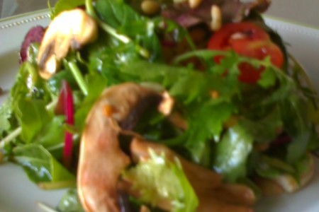 Фото к рецепту: Салат из листьев бебимикс
