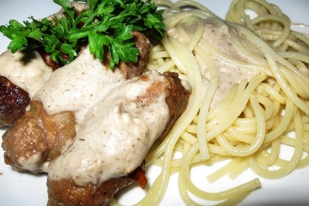 Фото к рецепту: Мясные пальчики с сырно-грибным соусом
