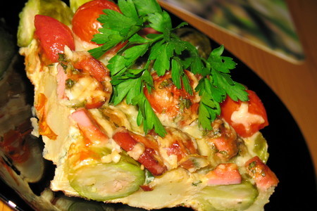 Фото к рецепту: Фритатта с овощами и сосисками «шарики за ролики».