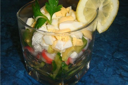 Фото к рецепту: Салат с крабовыми палочками и авокадо