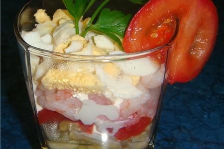 Фото к рецепту: Салат из креветок с помидорами