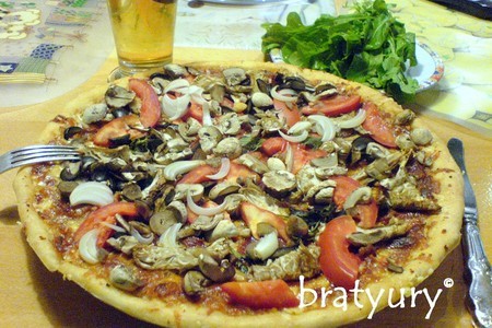 Фото к рецепту: Pizza tre formaggi e due pancetta (пицца с тремя сырами и двумя беконами)