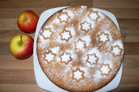 Фото к рецепту: Яблочный пирог с печеньями