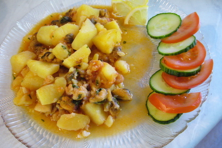 Фото к рецепту: Картошка, тушеная с дарами моря „на пиру у посейдона“