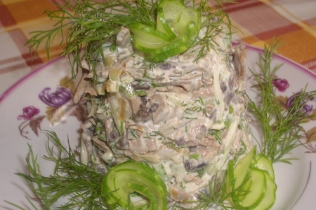 Фото к рецепту: Салат из говяжей печени с грибами