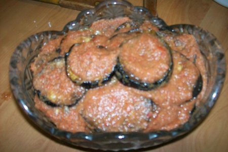 Фото к рецепту: Салат из баклажан в томатном соусе