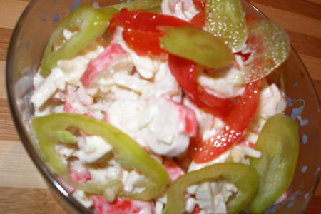 Фото к рецепту: Крабовый салат в объятиях брынзы