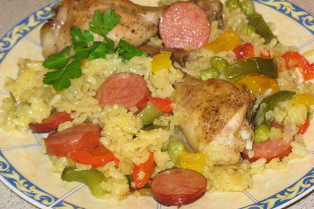 Фото к рецепту: Паэлья с курицей и колбасой.