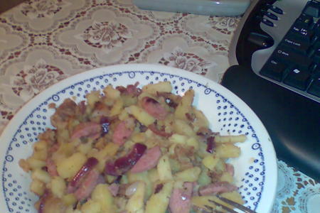 Фото к рецепту: Жаренная картошечка на сале со шпикачками
