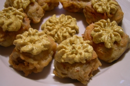 Фото к рецепту: Рулеты из баклажанов с соусом сациви