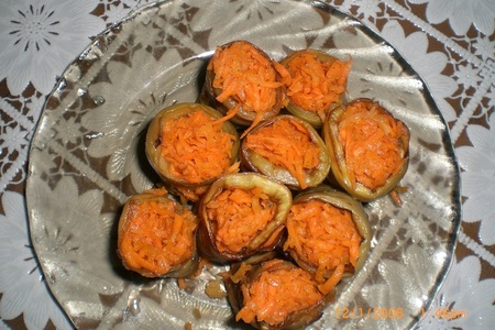 Фото к рецепту: Рулетики из баклажан с корейской морковью