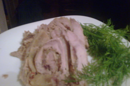 Фото к рецепту: Рулет из свинины с сельдереем