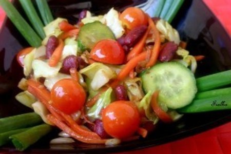 Фото к рецепту: Горячий корейский салат с фасолью и капустой