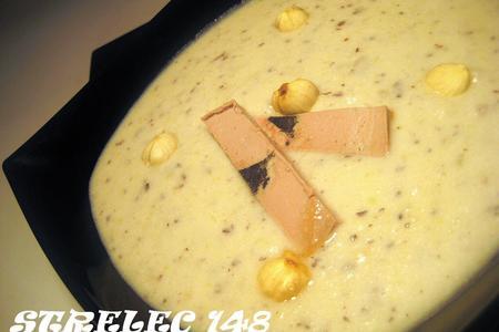 Фото к рецепту: Крем-суп из фундука с фуа гра и трюфелем.