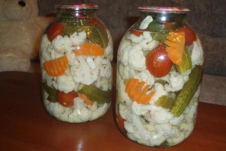 Фото к рецепту: Соленая цветная капуста с овощами "хрустящая"