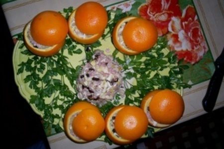 Фото к рецепту: Салат в апельсинах