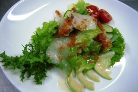 Фото к рецепту: Салат №3 с копченой рыбой