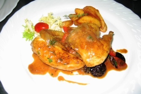 Фото к рецепту: Цыпленок с черносливом