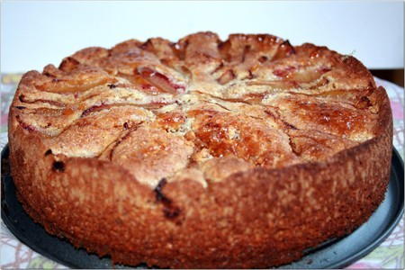 Фото к рецепту: Ореховый пирог со сливами.